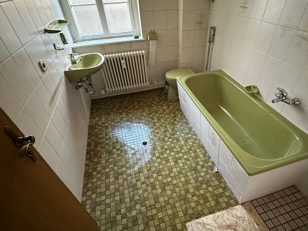 Dasselbe Badezimmer nach der Grundreinigung durch Balic Clean mit sauberem Mosaikboden
